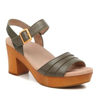 NIB Earth Oak Chestnut platform sandals in Forest Green